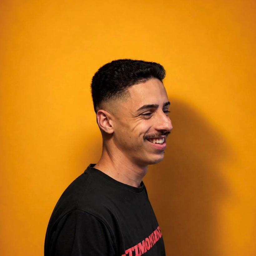 Cliente da Barbearia 08 após o atendimento