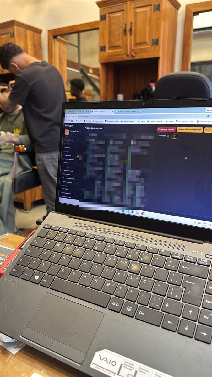 Notebook com o sistema de gestão da barbearia aberto na agenda